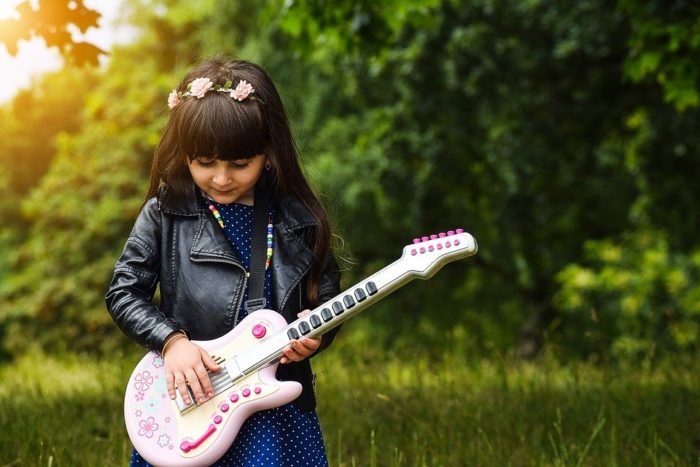 Девочка и гитара