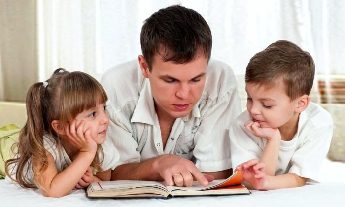 Семья читает сказки