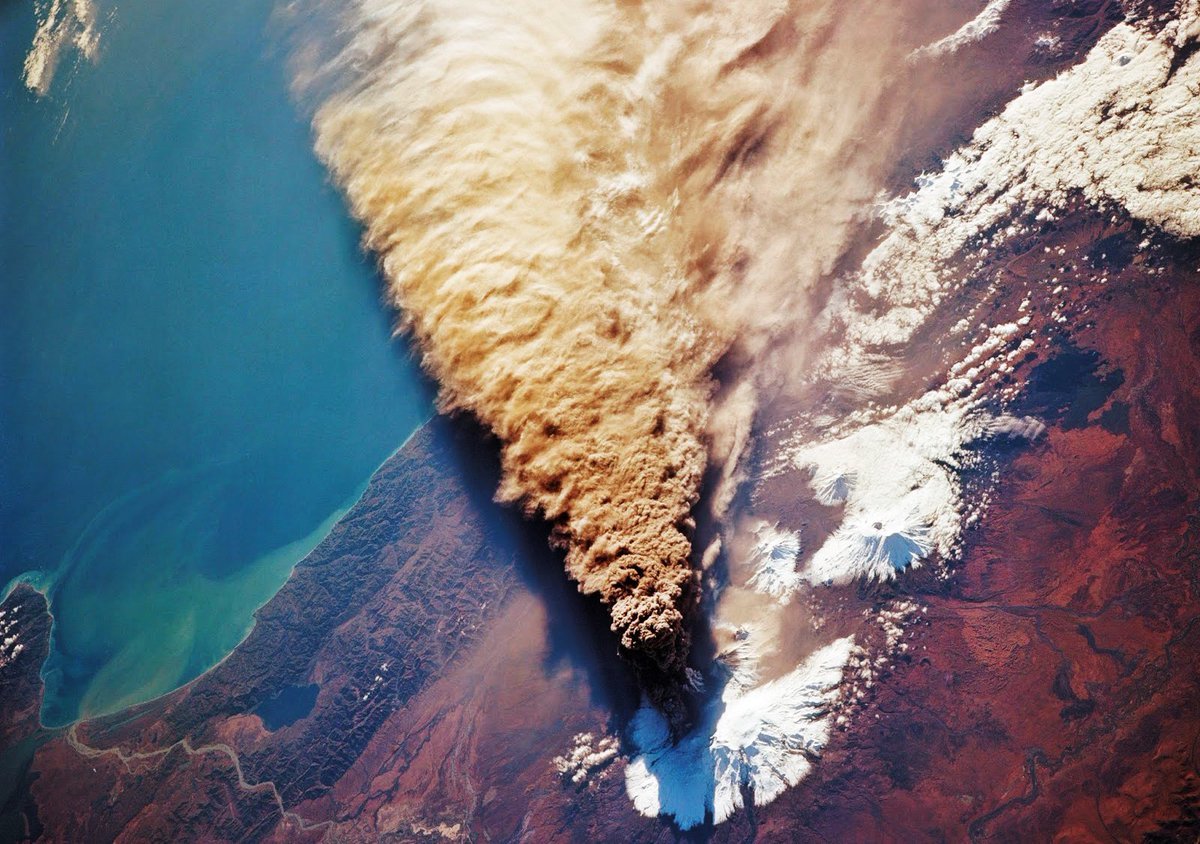 Вулкан Ключевская сопка из космоса
