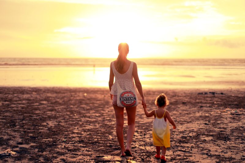 Мама с дочкой на пляже на закате фото