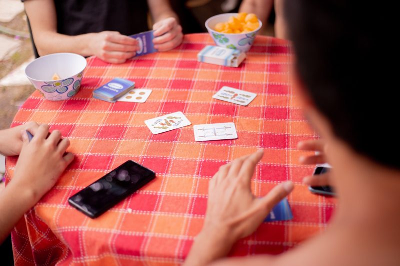Игроки в карты за столом