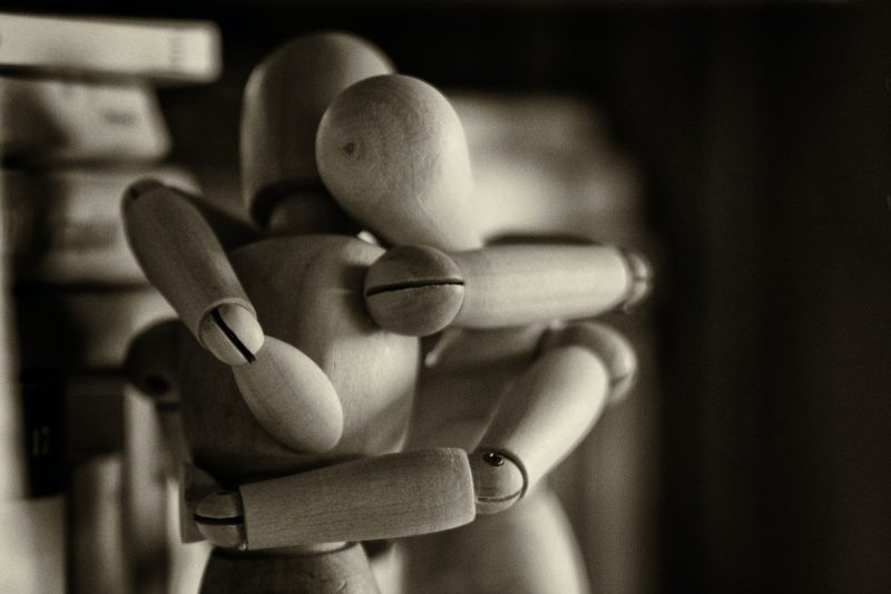 Две деревянные куклы обнимаются