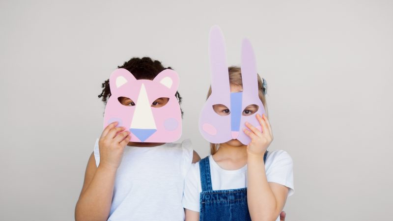 Дети в бумажных масках