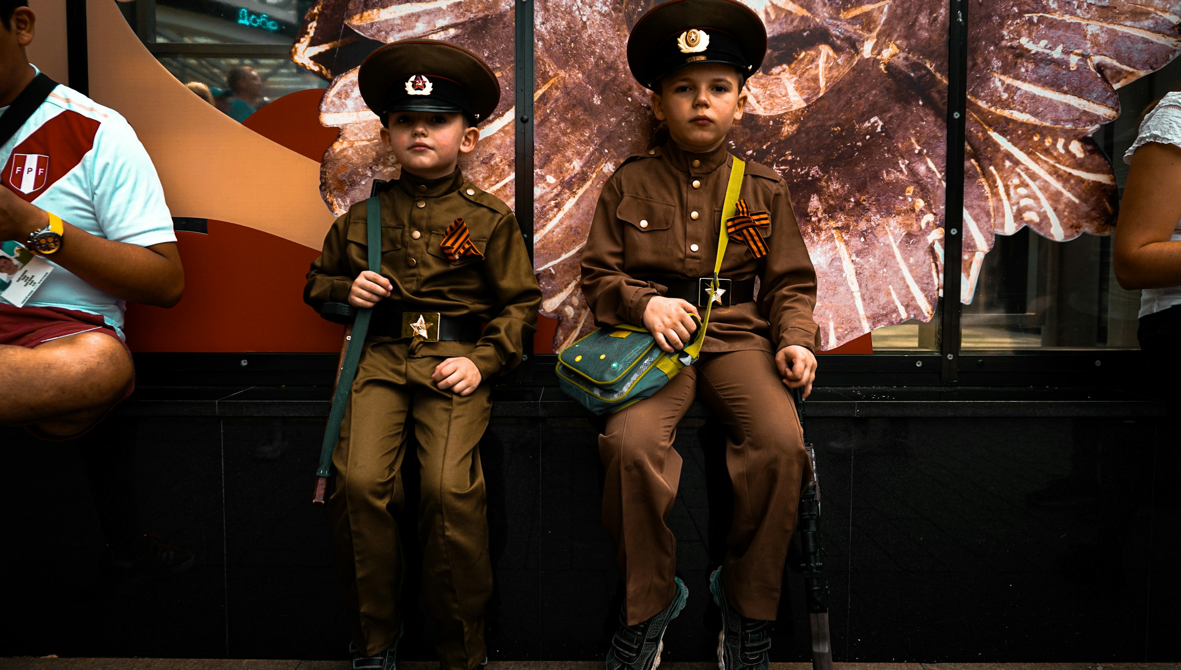 Два мальчика в военной форме