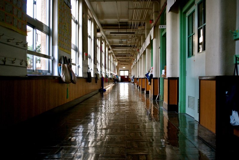 Пустой школьный коридор