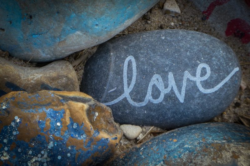 Надпись любовь на камне