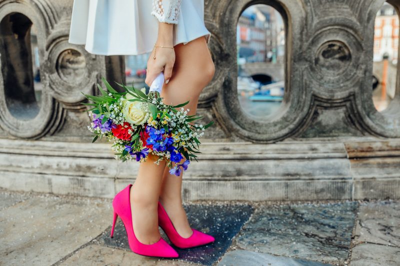 Женские ножки и букет цветов
