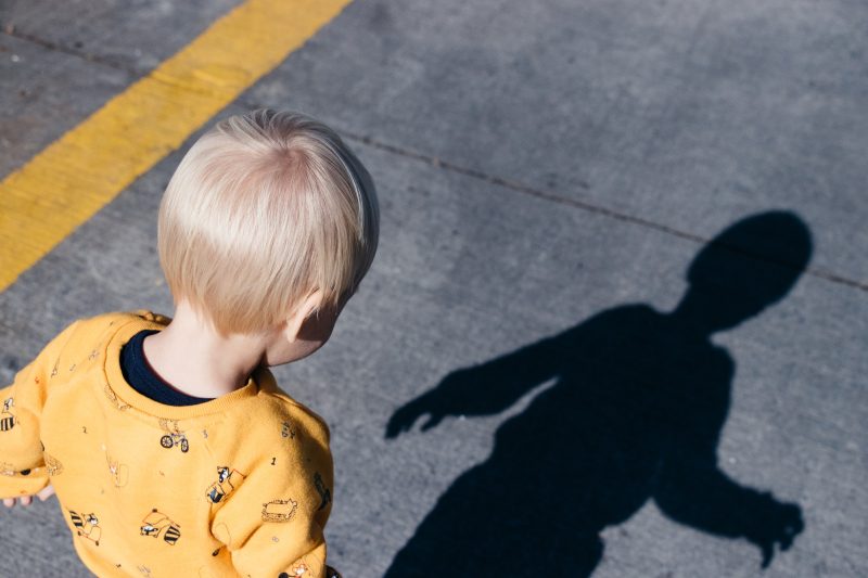 Ребенок смотрит на свою тень