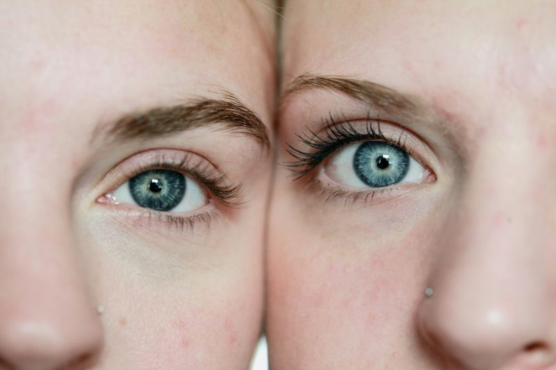 Глаза двух девушек