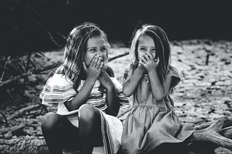 Две девчушки смеются