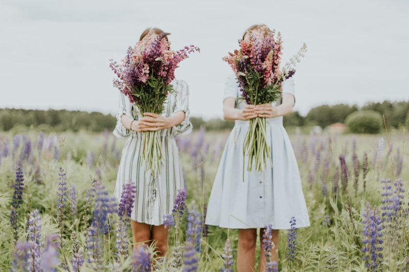 Две сестры с букетами цветов